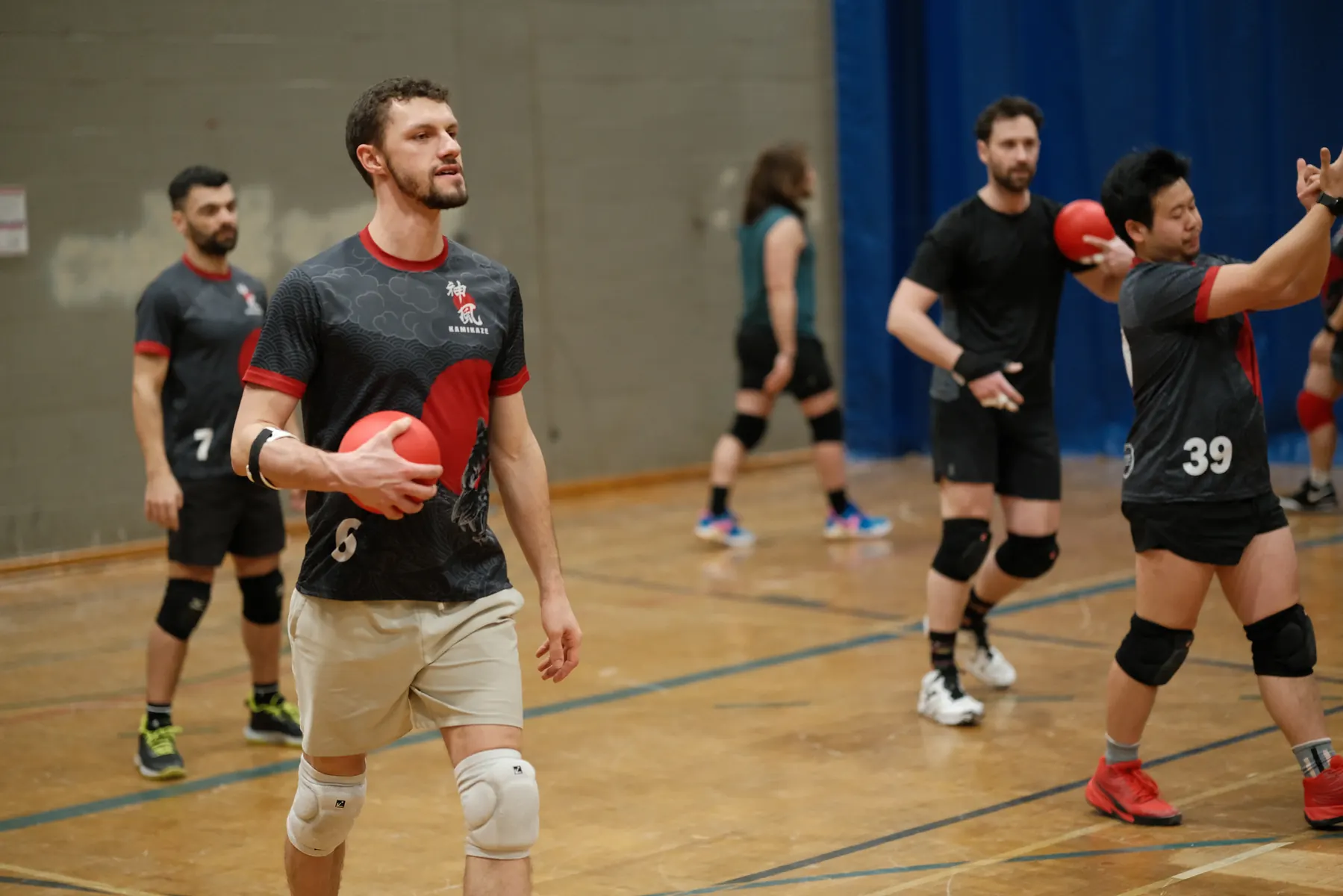 Joueurs de dodgeball en soirée compétitive