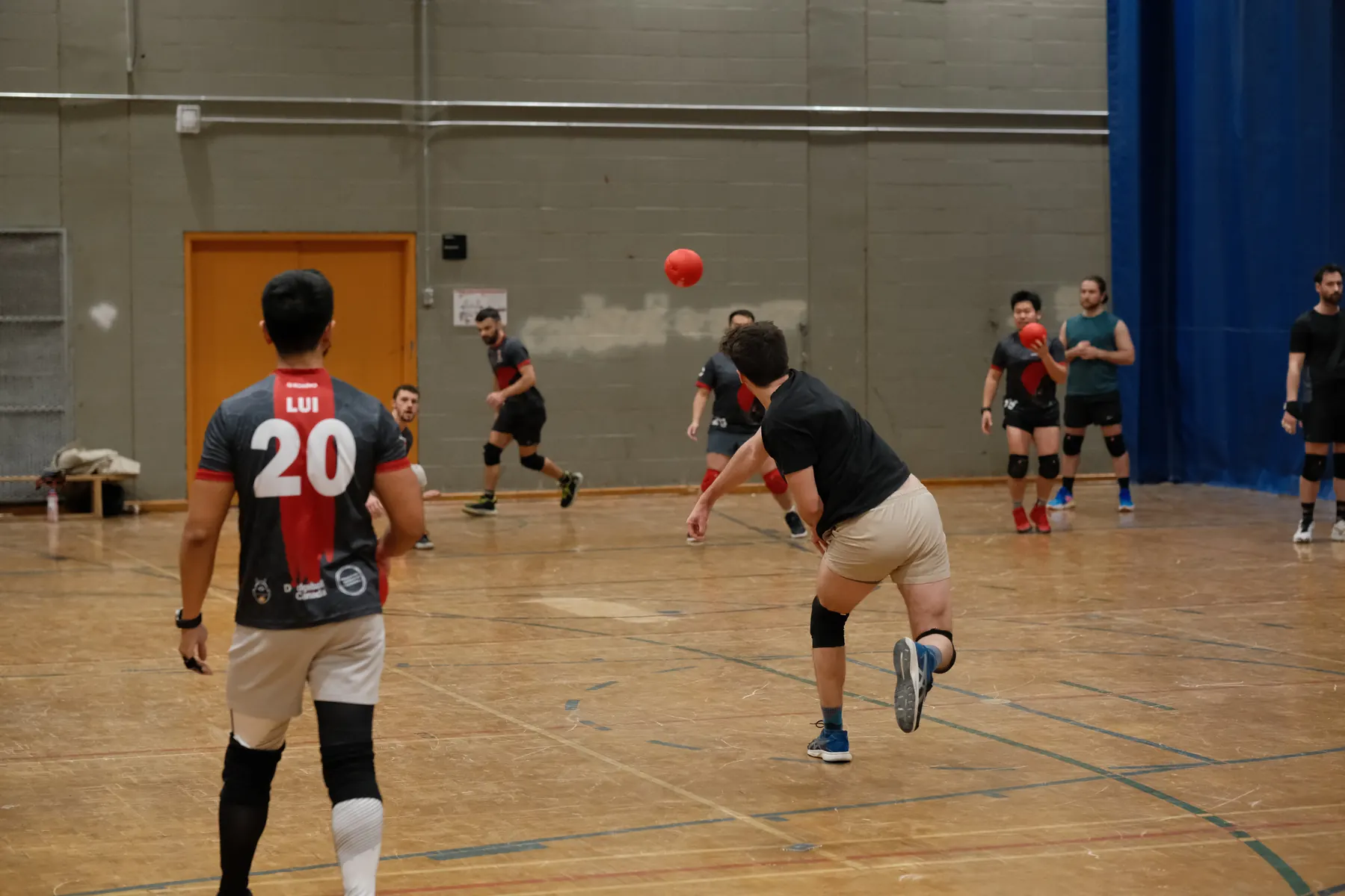 Match de dodgeball compétitif à Montréal